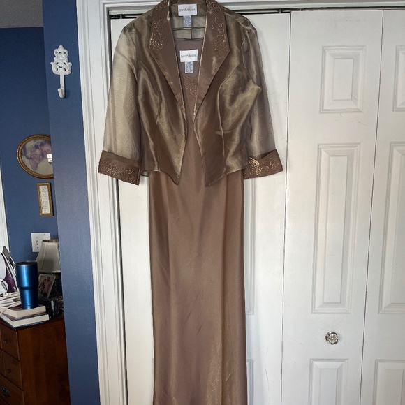 Long gold evening gown - Picture 1 of 1